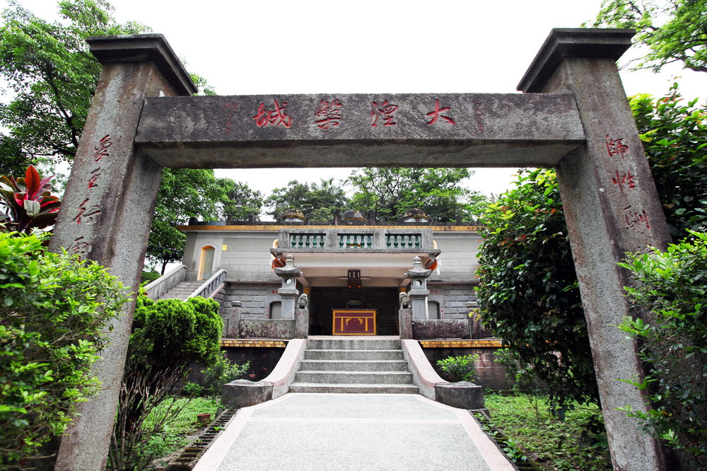 靈泉三塔
